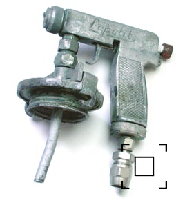 Le pistolet à peinture utilisé par mon père pour peindre les trains Un jour, mes parents ont embauché un monsieur qui était handicapé et circulait en fauteuil roulant, c’était Jean-Claude.  La première fois que je l’ai vu, je du dire à ma mère « ho, quelle drôle de bicyclette il a le monsieur ! » et cela est resté dans la famille ! C’était la première fois que je voyant un handicapé et ma fois, cela s’est bien passé car il était très gentil. Il s’occupait à l’atelier, à finir de monter les locos ou à réparer le matériel sous garanti ou tombé en panne.!